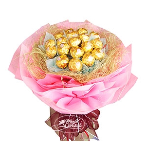 16 Ferrero Rocher in Hand Bouquet